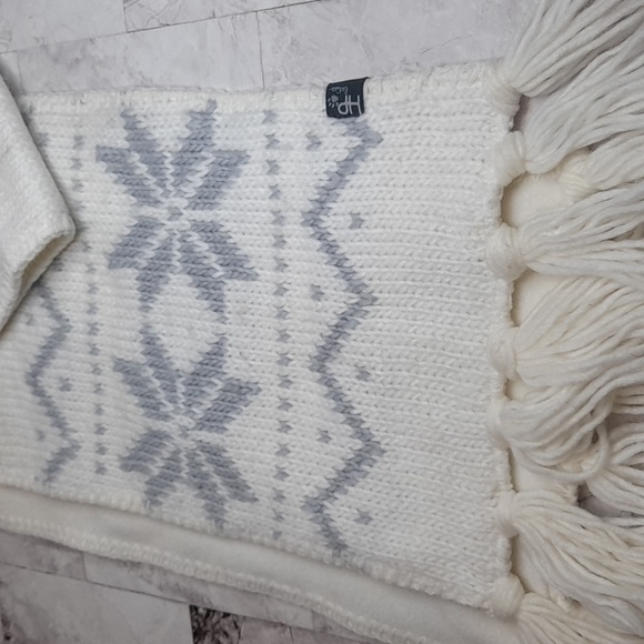 Hot Paws Snowflake Winter Scarf - Picture 1 of 7